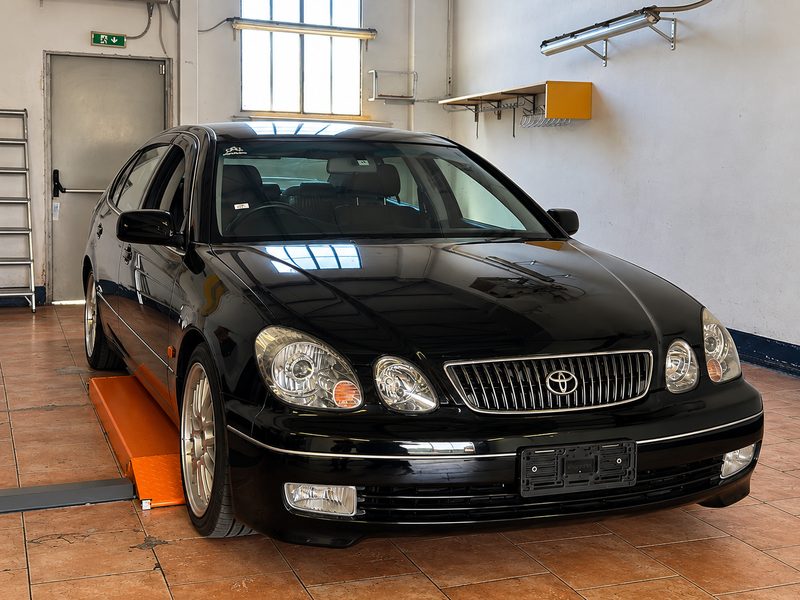 Toyota Aristo JDM in officina dopo la conversione dei fari